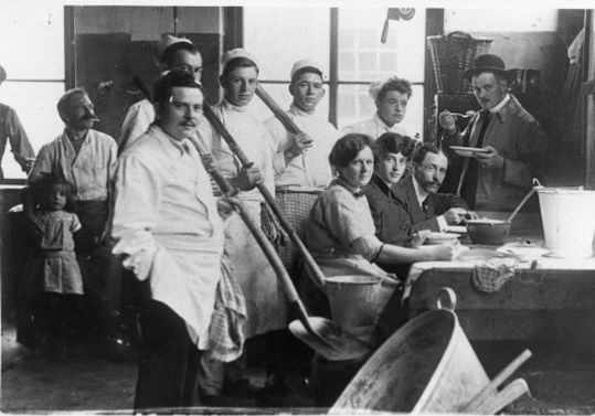 Keukenpersoneel Pkazerne piottewei omstreeks 1910